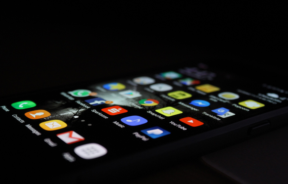 Blick auf eine Handyoberfläche und Apps