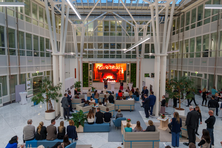 Personen sitzen in einer Halle bei einer Messe