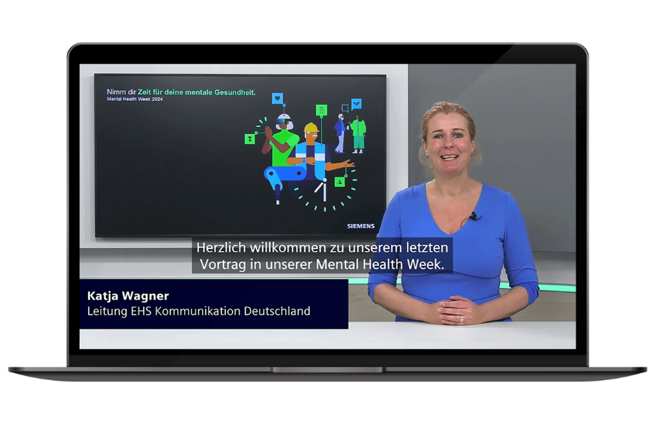 Frau spricht vor Bildschirm