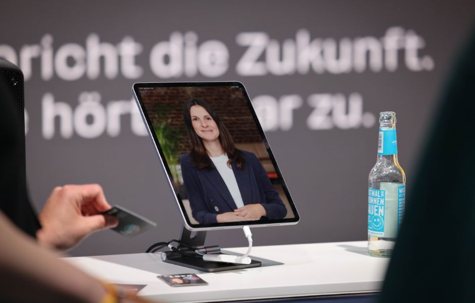 Digitale Persona auf Bildschirm