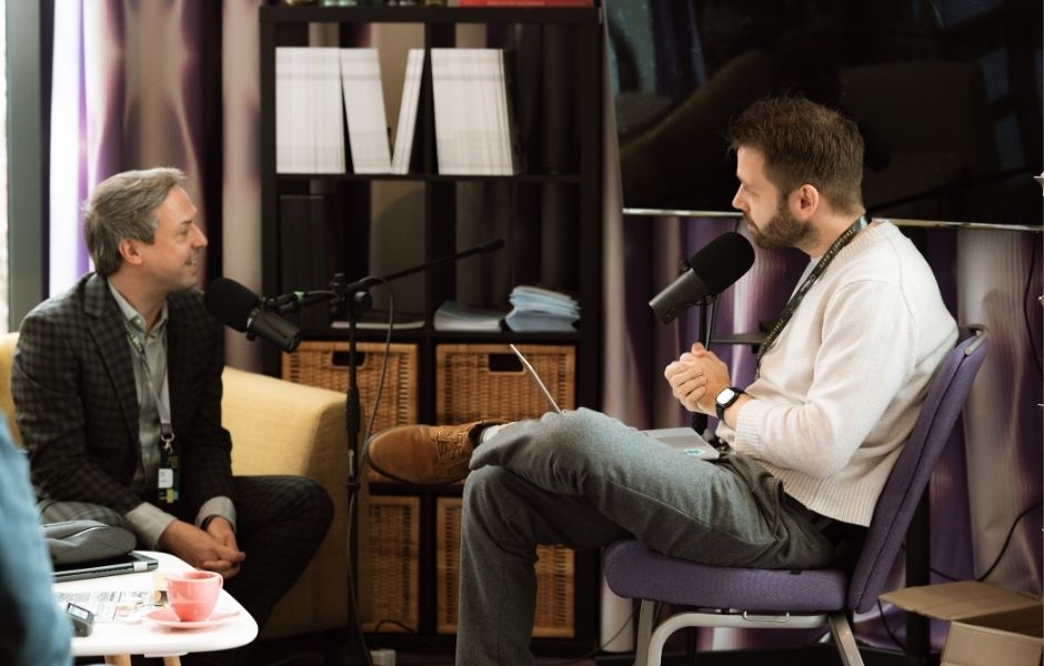 Zwei Menschen nehmen Podcast auf