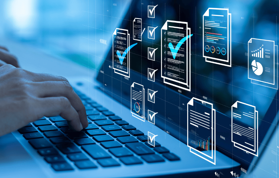 Hände am Laptop, digitale Checklisten