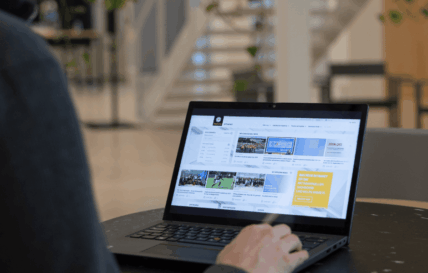 Person sitzt vorm Laptop