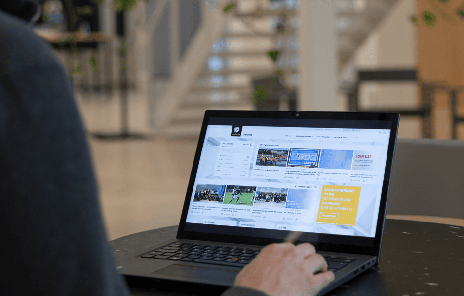 Person sitzt vorm Laptop