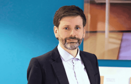 Dr. René Sternberg im Anzug