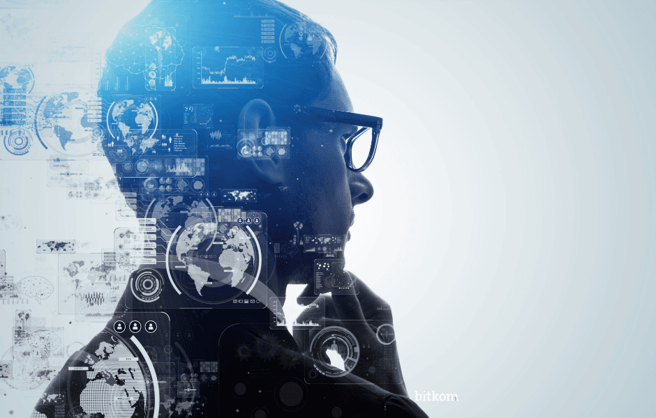 Mann überlegt hinter Datenströmen