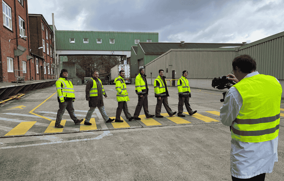 Filmdreh mit Fabrikarbeitenden in Warnwesten