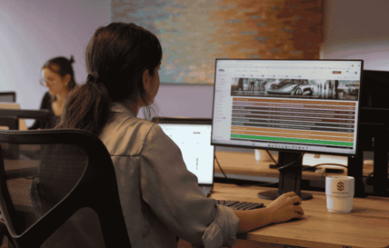 MItarbeiterin am Bildschirm