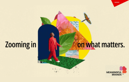 Frau läuft durch Tor ins bunte / Havas Meaningful Brand Report