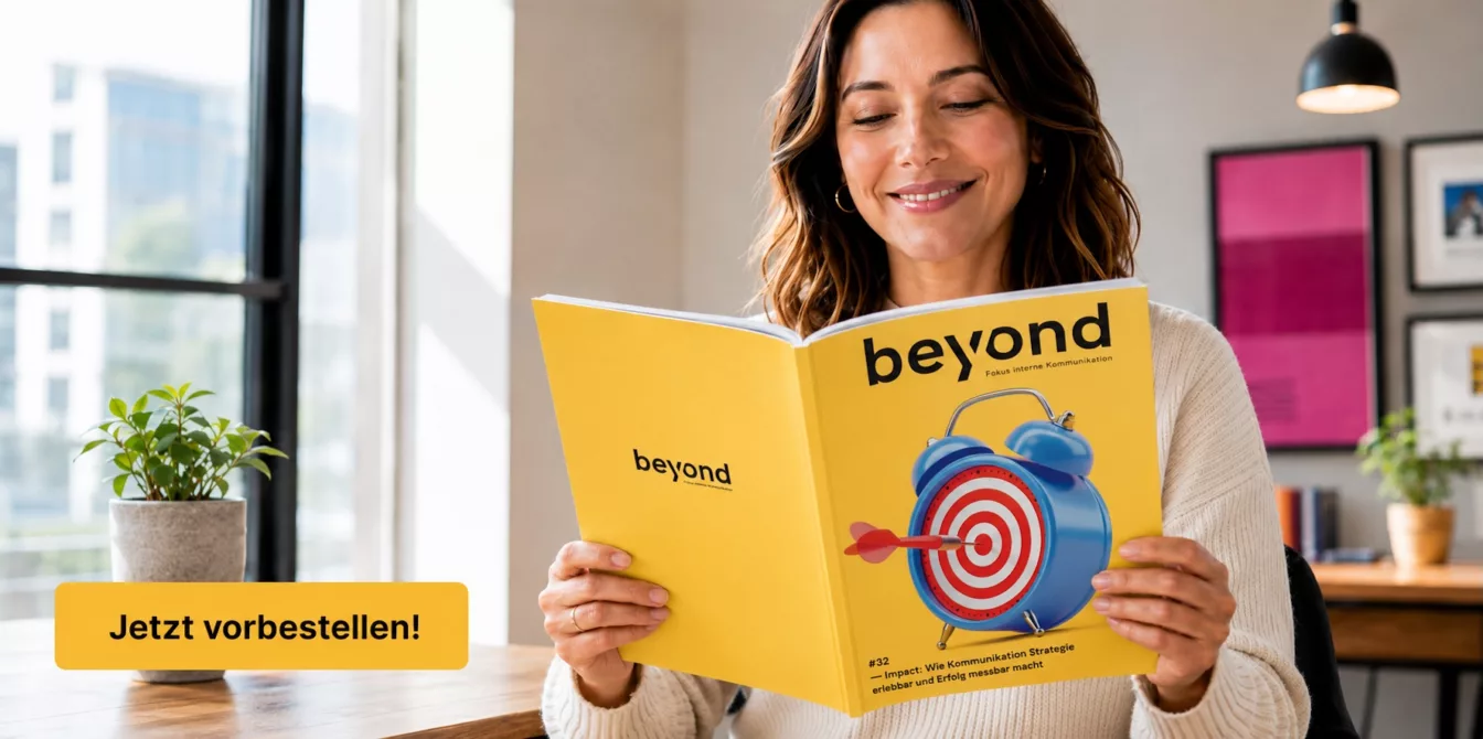 Frau liest im beyond 32 Magazin in ihrem Office